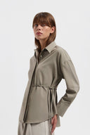 A00026-NOOMI-VETIVER-FRONT-ZOOM