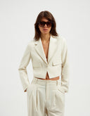 Azulae_Modelimage_Front__Close_Kaya_Blazer_SummerSand_Jpg High res_1